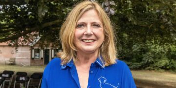 Loretta Schrijver biecht op: “Ik ben totaal ongeschikt voor tv”