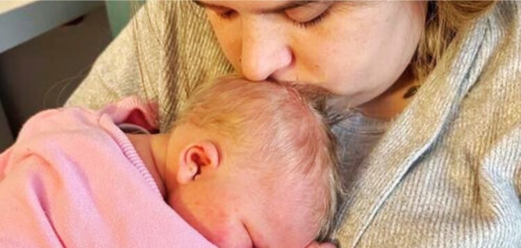 Drie dagen oude baby op tragische wijze heengegaan: gezin roept op tot verbeteringen in de zorg