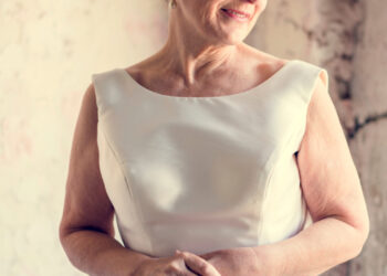 Anneke (75): “Mijn dochter vond mijn trouwjurkfoto ongepast en zei dat ik mezelf belachelijk maakte”