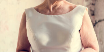 Anneke (75): “Mijn dochter vond mijn trouwjurkfoto ongepast en zei dat ik mezelf belachelijk maakte”