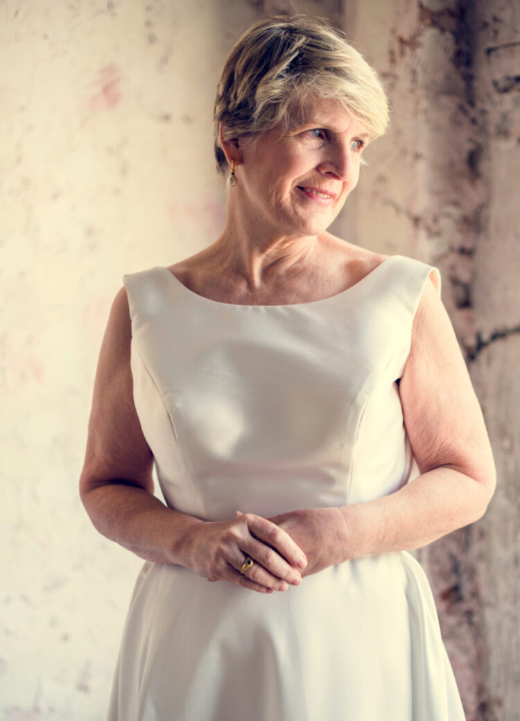 Anneke (75): “Mijn dochter vond mijn trouwjurkfoto ongepast en zei dat ik mezelf belachelijk maakte”