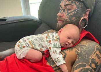 Deze vader met volledige lichaamstatoeages besluit drastisch te veranderen voor zijn dochter
