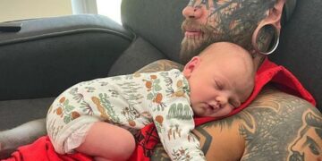 Deze vader met volledige lichaamstatoeages besluit drastisch te veranderen voor zijn dochter