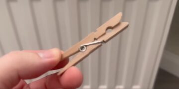 Dit is de reden waarom je een wasknijper moet klemmen op je verwarming!