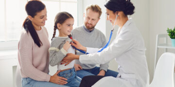 Dit is wat zorgverzekeraars je niet vertellen: een gezinsverzekering kost je meer dan normaal