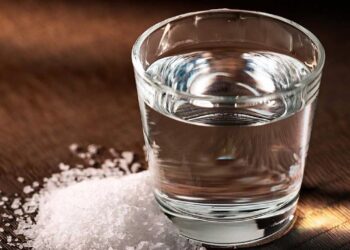 Iedereen zou dit moeten proberen! Meng eenvoudig zout en azijn met water en ontdek de verbluffende resultaten!