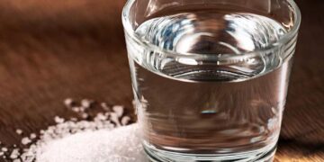 Iedereen zou dit moeten proberen! Meng eenvoudig zout en azijn met water en ontdek de verbluffende resultaten!