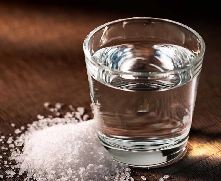 Iedereen zou dit moeten proberen! Meng eenvoudig zout en azijn met water en ontdek de verbluffende resultaten!