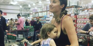 Moeder doorbreekt taboe met deze foto in openbaar: Wat zij deed zorgt voor verdeelde reacties