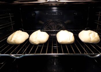 Dit is waarom je broodjes niet meer in de oven moet afbakken