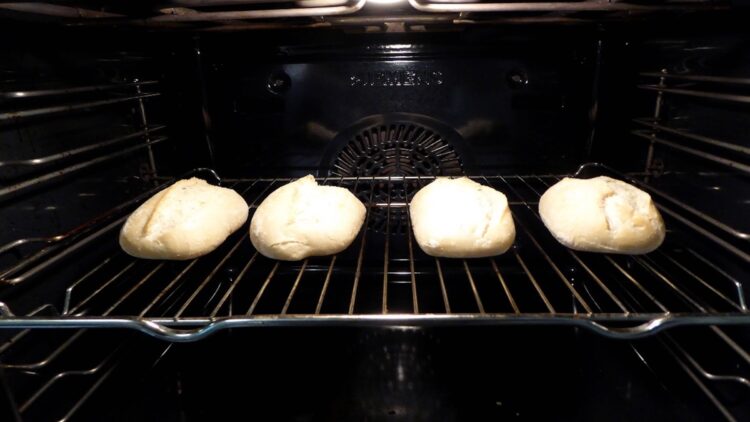 Dit is waarom je broodjes niet meer in de oven moet afbakken