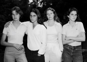 4 zussen namen 40 jaar lang dezelfde foto. Probeer niet te huilen wanneer je de laatste ziet