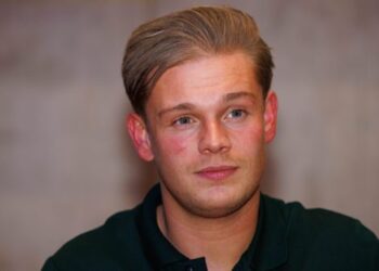 Dennis Schouten tegen de politie: “Ik ben er klaar mee, toen ik in mijn gezicht werd gestoken deden jullie niks”