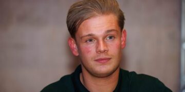 Dennis Schouten tegen de politie: “Ik ben er klaar mee, toen ik in mijn gezicht werd gestoken deden jullie niks”