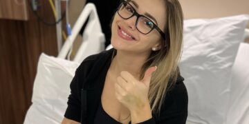 Zangeres Emma Heesters deelt update vanuit het ziekenhuis