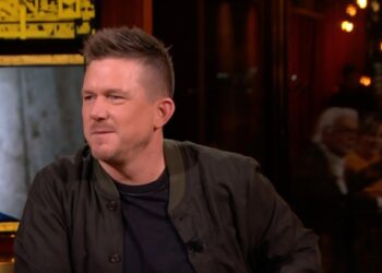 Johnny de Mol heeft lak aan de onderwijsinspectie: ‘Ik stuur een mooie brief naar school’