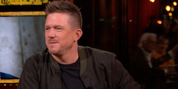 Johnny de Mol heeft lak aan de onderwijsinspectie: ‘Ik stuur een mooie brief naar school’