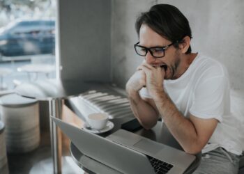 Leon (41): ‘Kan ik mijn vrouw subtiel vertellen dat ze te veel scheten laat?’