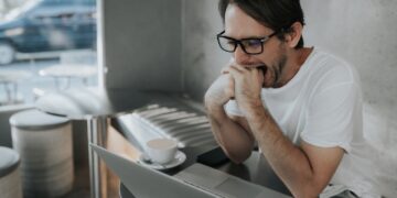 Leon (41): ‘Kan ik mijn vrouw subtiel vertellen dat ze te veel scheten laat?’