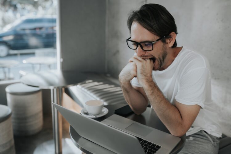 Leon (41): ‘Kan ik mijn vrouw subtiel vertellen dat ze te veel scheten laat?’
