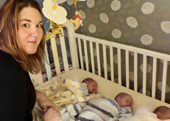 Alleenstaande moeder van drieling is uitgeput en vraagt om hulp: ‘3 vreemde oma’s reageren direct’