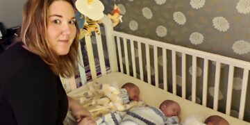 Alleenstaande moeder van drieling is uitgeput en vraagt om hulp: ‘3 vreemde oma’s reageren direct’