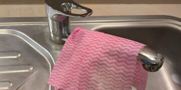 Hang jij ook een natte doek over de kraan? Om deze reden moet je er meteen mee stoppen