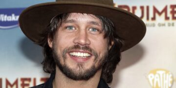 Ex Wie is de Mol kandidaat, Rob Dekay, verwelkomt dochtertje: “Selamat datang”