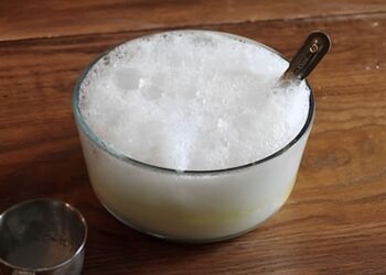 Zwarte voegen tussen de tegels? Probeer dit voordelige middel om ze eenvoudig schoon te krijgen.