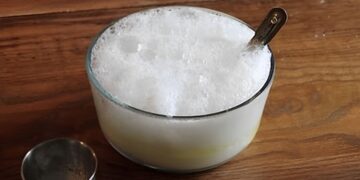 Zwarte voegen tussen de tegels? Probeer dit voordelige middel om ze eenvoudig schoon te krijgen.