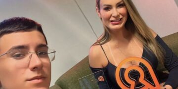 Haar zoon helpt met volwassen content maken, dit zorgt voor een storm aan woedende reacties