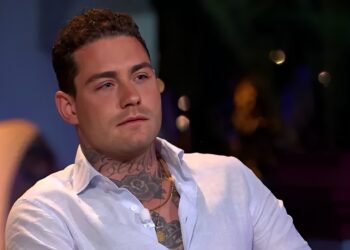 Douwe Bob breekt tijdens eerste optreden na overlijden van zoontje: ‘Kom dit nooit te boven’