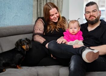 Gerda neemt in Urk afscheid van haar kleintje: “Daar gaat ze”