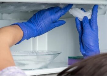 Heb jij vaak last van een blok ijs in je vriezer? Met dit slimme trucje krijg je het er zo uit!