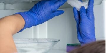 Heb jij vaak last van een blok ijs in je vriezer? Met dit slimme trucje krijg je het er zo uit!