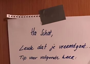 Toen hij ontdekte dat zijn vriendin vreemdging hing hij dit geniale briefje op!