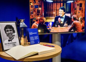 Eervolle rouwadvertenties geplaatst voor overleden Ron Brandsteder: ‘Legende van de Nederlandse televisie’