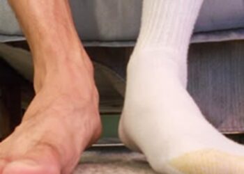 Slapen met sokken aan: vies of gezond? Dit zeggen experts