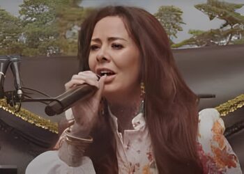 Pijnlijke beelden optreden Wendy van Hout. ‘Boegeroep en schelden’