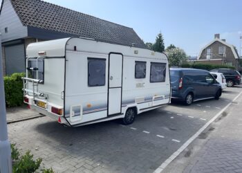 Maria (64) snapt er niks van: “De caravan van de buren staat er het hele jaar. Hoezo mag dat eigenlijk?”