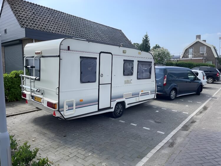 Maria (64) snapt er niks van: “De caravan van de buren staat er het hele jaar. Hoezo mag dat eigenlijk?”