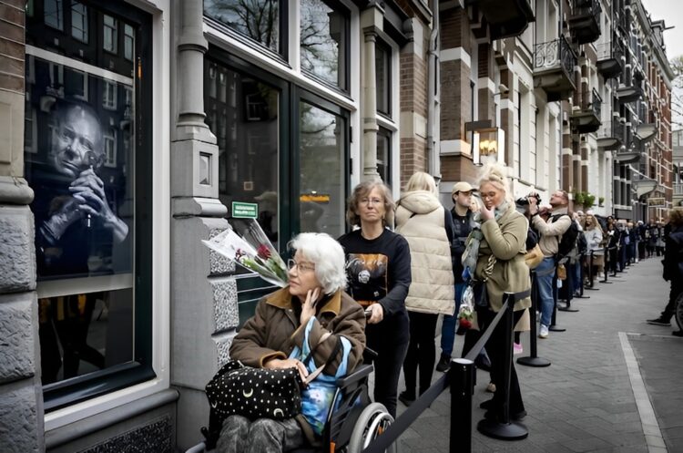 Droevige beelden: Honderden fans nemen afscheid van Rob de Nijs
