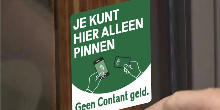 Zes bekende winkelketens stoppen per direct met contant geld: “Je moet er maar aan wennen”