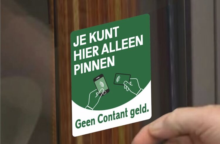 Zes bekende winkelketens stoppen per direct met contant geld: “Je moet er maar aan wennen”