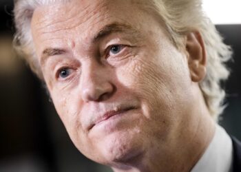 Beelden: Geert Wilders laat nieuwe uiterlijk zien na plastische chirurgie