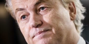 Beelden: Geert Wilders laat nieuwe uiterlijk zien na plastische chirurgie