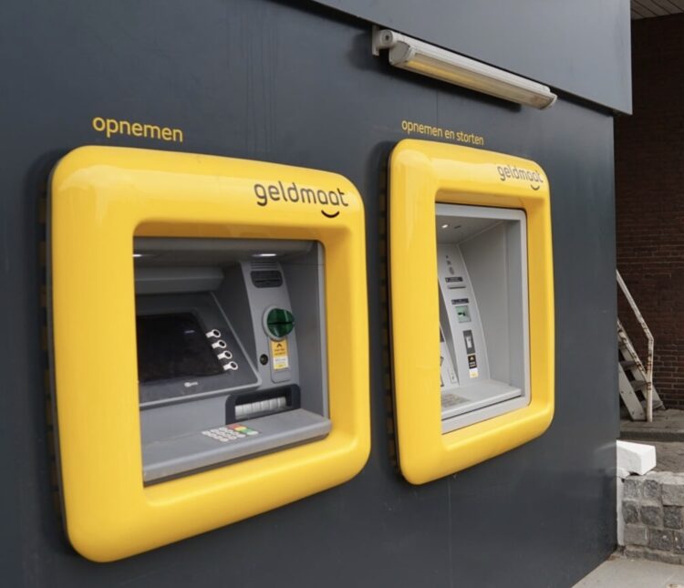 Deze bank verhoogt per 1 juni 2025 wéér de prijzen voor het storten en opnemen..
