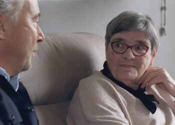 Het Familiediner-kijker gaan helemaal los koppige oma Annie en zeggen allemaal hetzelfde