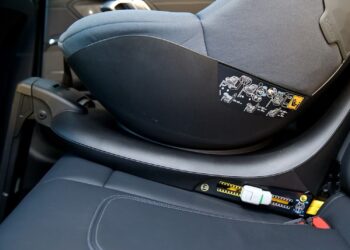Consumentenbond waarschuwt: universele Isofix-adapters voor autostoeltjes onveilig