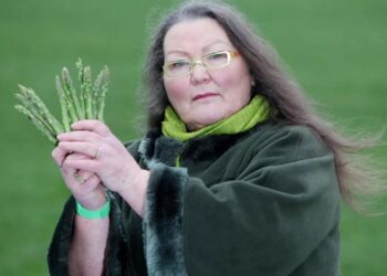 Video: Jemima (68) kan de toekomst zien via asperges en het ziet er niet goed uit